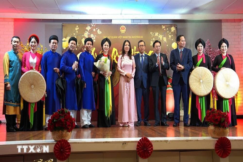 Vietnamese Ambassador to Australia Pham Hung Tam took a souvenir photo with the Bac Ninh Quan Ho Folk Song Troupe. Vietnamese Ambassador to Australia Pham Hung Tam took a souvenir photo with the Bac Ninh Quan Ho Folk Song Troupe.