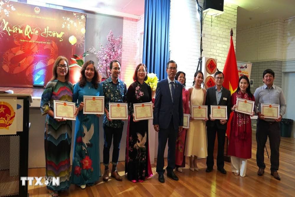 Outstanding members of the Vietnamese community in Australia received Certificates of Merit from Vietnamese Ambassador to Australia Pham Hung Tam. Outstanding members of the Vietnamese community in Australia received Certificates of Merit from Vietnamese Ambassador to Australia Pham Hung Tam.