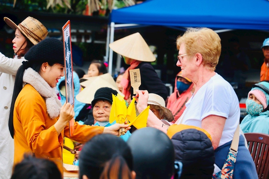Int'l Tourists Weave Baskets, Mats at Kim Bong Village Festival Int'l Tourists Weave Baskets, Mats at Kim Bong Village Festival