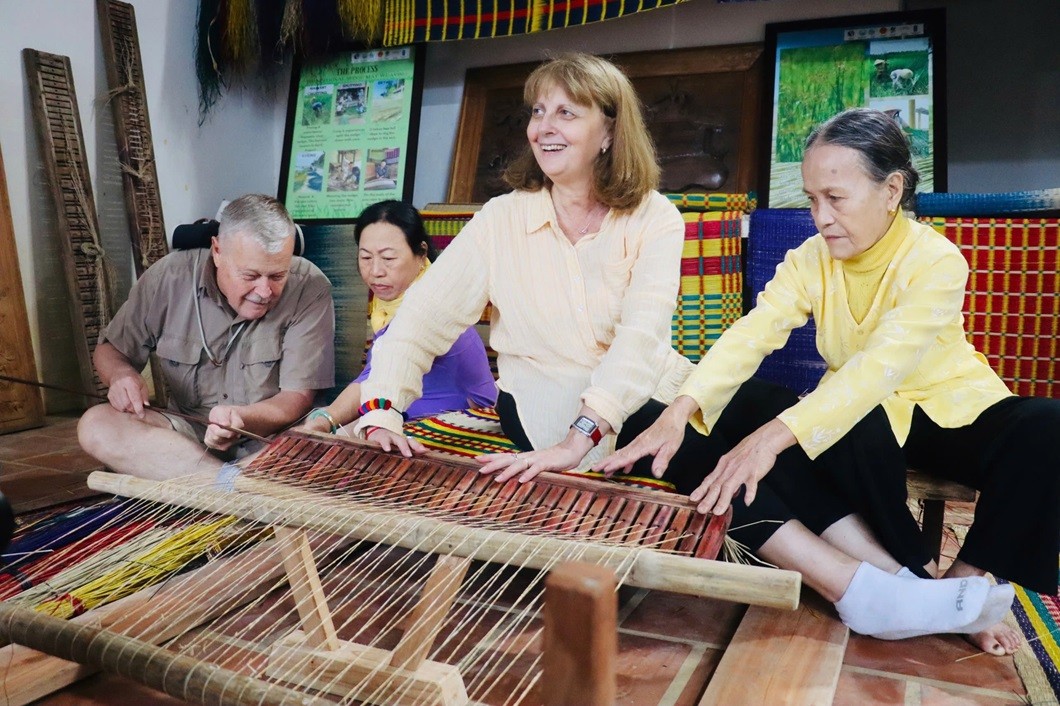 Int'l Tourists Weave Baskets, Mats at Kim Bong Village Festival Int'l Tourists Weave Baskets, Mats at Kim Bong Village Festival