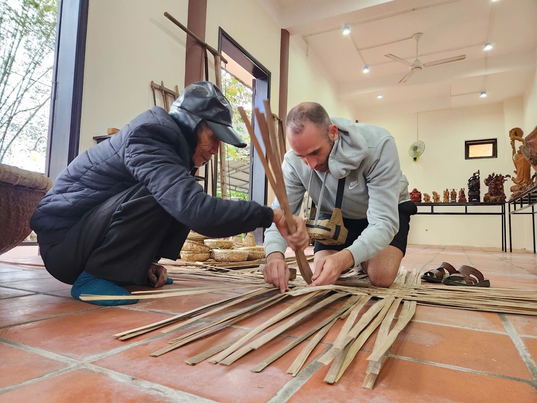 Int'l Tourists Weave Baskets, Mats at Kim Bong Village Festival Int'l Tourists Weave Baskets, Mats at Kim Bong Village Festival
