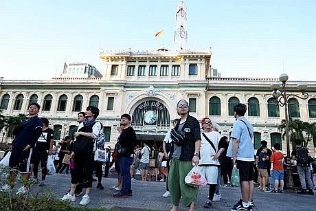 RoK tourists visit the HCM City Central Post Office. (Photo: VNA) RoK tourists visit the HCM City Central Post Office. (Photo: VNA)