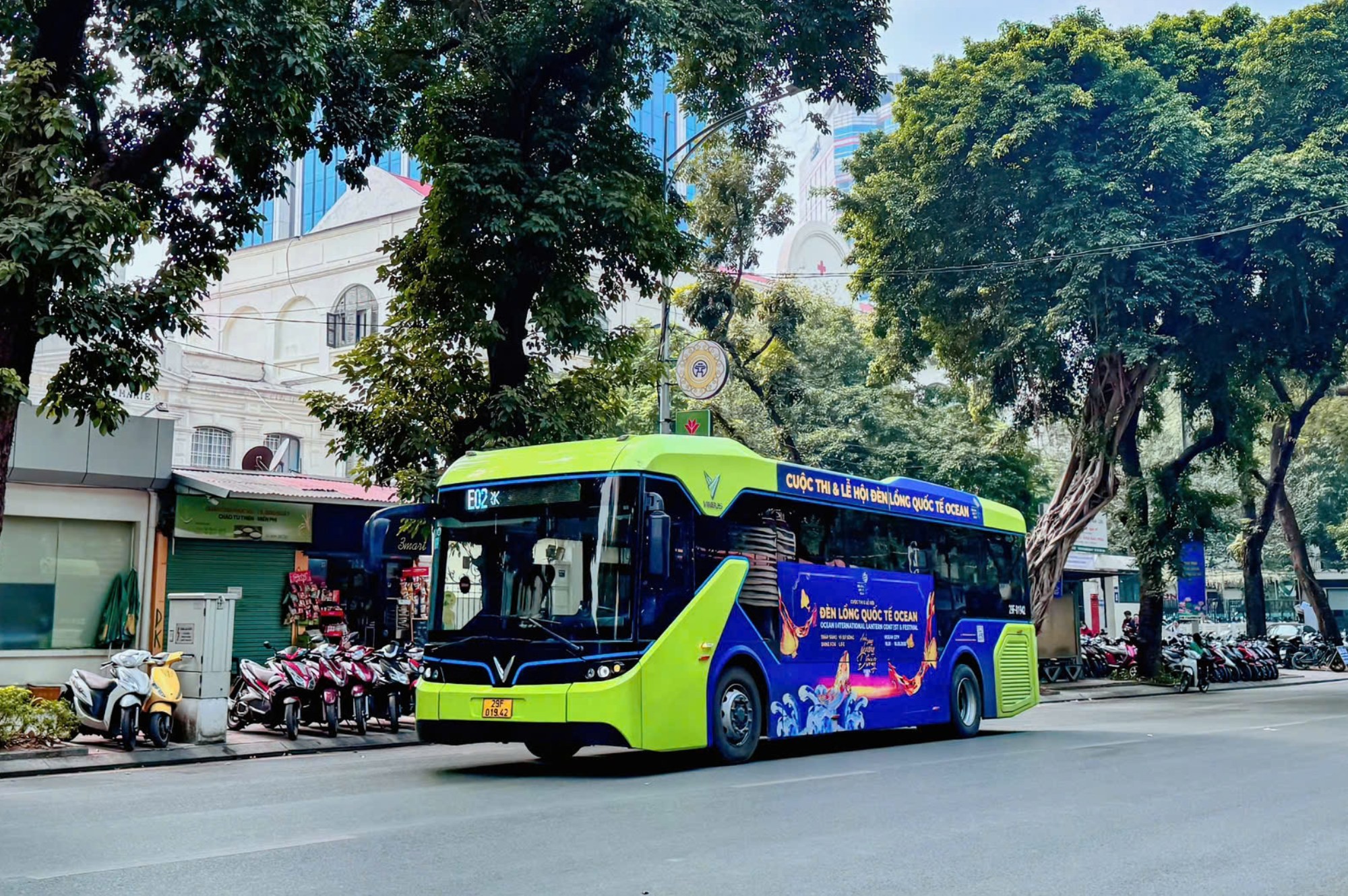 Du khách dễ dàng đến với Lễ hội Xuân lớn nhất Việt Nam nhờ mạng lưới VinBus hoạt động liên tục từ 5h-24h mỗi ngày Du khách dễ dàng đến với Lễ hội Xuân lớn nhất Việt Nam nhờ mạng lưới VinBus hoạt động liên tục từ 5h-24h mỗi ngày