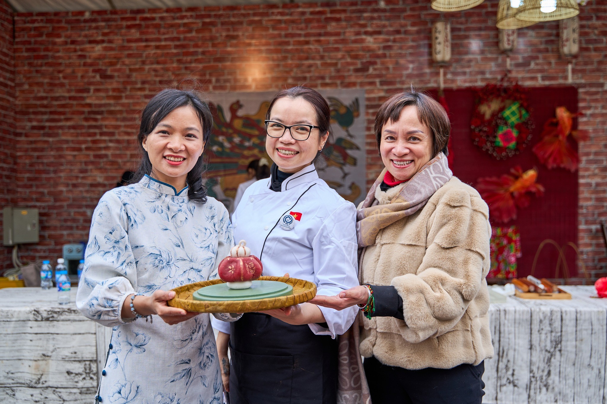 Du khách được các nghệ nhân ẩm thực hướng dẫn cách làm bánh ngọt Du khách được các nghệ nhân ẩm thực hướng dẫn cách làm bánh ngọt