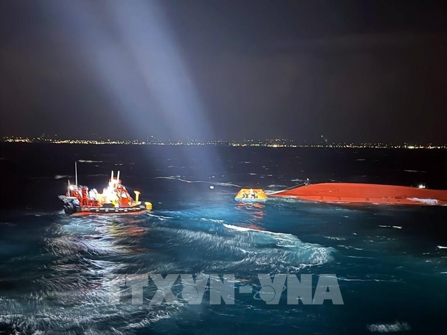 Lực lượng cứu hộ tìm kiếm nạn nhân trong vụ lật tàu ngoài khơi đảo Jeju, Hàn Quốc, ngày 12-2. Lực lượng cứu hộ tìm kiếm nạn nhân trong vụ lật tàu ngoài khơi đảo Jeju, Hàn Quốc, ngày 12-2.
