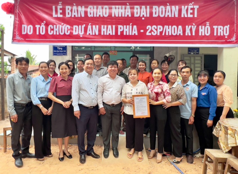 Dự án Hai phía - 2SP/Hoa Kỳ trao tặng nhà Đại Đoàn kết ở Bình Dương Dự án Hai phía - 2SP/Hoa Kỳ trao tặng nhà Đại Đoàn kết ở Bình Dương