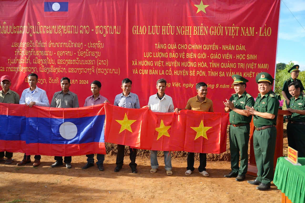 Điểm tựa nơi biên giới Việt - Lào Điểm tựa nơi biên giới Việt - Lào