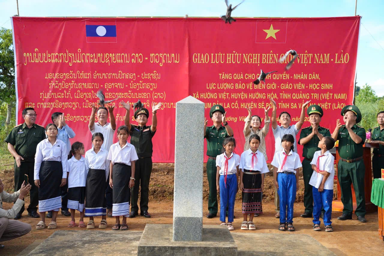 Điểm tựa nơi biên giới Việt - Lào Điểm tựa nơi biên giới Việt - Lào