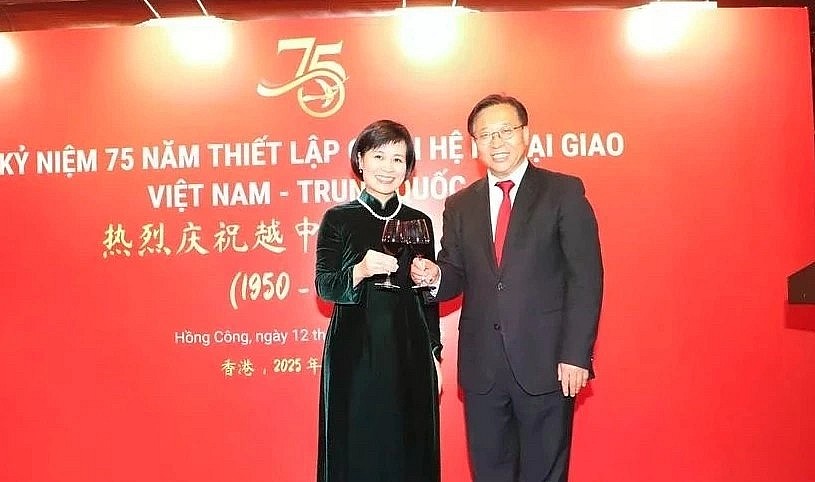 Vietnamese Consul General Le Duc Hanh (L) and Commissioner of the Chinese Ministry of Foreign Affairs in Hong Kong Cui Jianchun. Vietnamese Consul General Le Duc Hanh (L) and Commissioner of the Chinese Ministry of Foreign Affairs in Hong Kong Cui Jianchun.