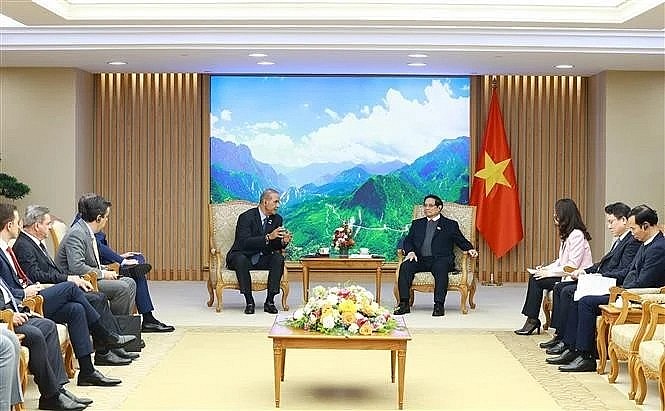 Prime Minister Pham Minh Chinh (R) and Renato Costa, CEO of Friboi under Brazil’s JBS S.A. in Hanoi on February 13. (Photo: VNA) Prime Minister Pham Minh Chinh (R) and Renato Costa, CEO of Friboi under Brazil’s JBS S.A. in Hanoi on February 13. (Photo: VNA)