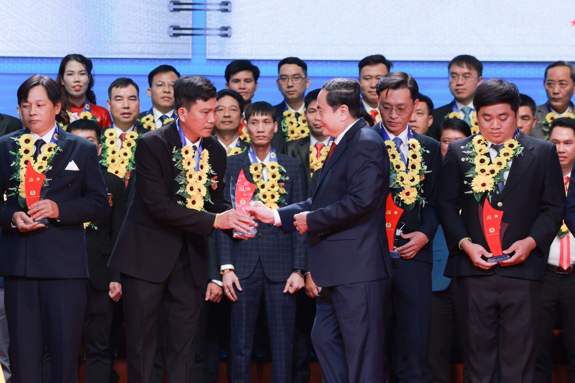Tổng Liên đoàn Lao động Việt Nam biểu dương 95 công nhân đảng viên tiêu biểu Tổng Liên đoàn Lao động Việt Nam biểu dương 95 công nhân đảng viên tiêu biểu