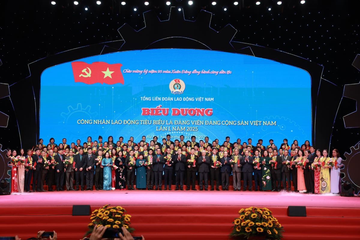 Lãnh đạo Đảng, Nhà nước, Tổng LĐLĐVN chụp ảnh lưu niệm với 95 công nhân lao động tiêu biểu là đảng viên Đảng Cộng sản Việt Nam. Lãnh đạo Đảng, Nhà nước, Tổng LĐLĐVN chụp ảnh lưu niệm với 95 công nhân lao động tiêu biểu là đảng viên Đảng Cộng sản Việt Nam.