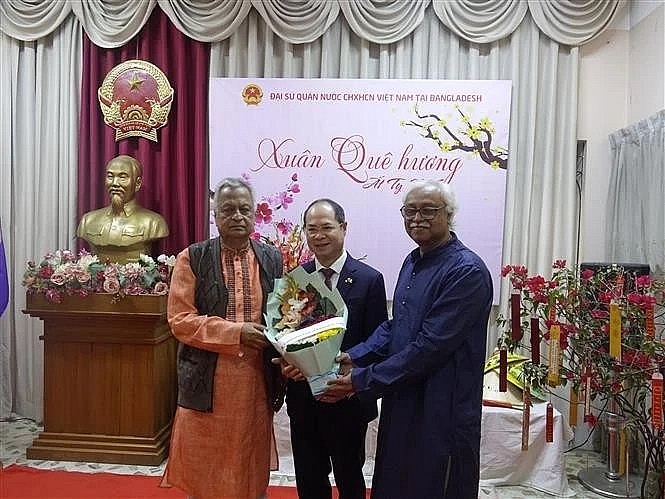 Shah Alam (first left) President of the Communist Party of Bangladesh (CPB), presents flowers to Ambassador Nguyen Manh Cuong at the Homeland Spring programme in Dhaka (Photo: VNA) Shah Alam (first left) President of the Communist Party of Bangladesh (CPB), presents flowers to Ambassador Nguyen Manh Cuong at the Homeland Spring programme in Dhaka (Photo: VNA)