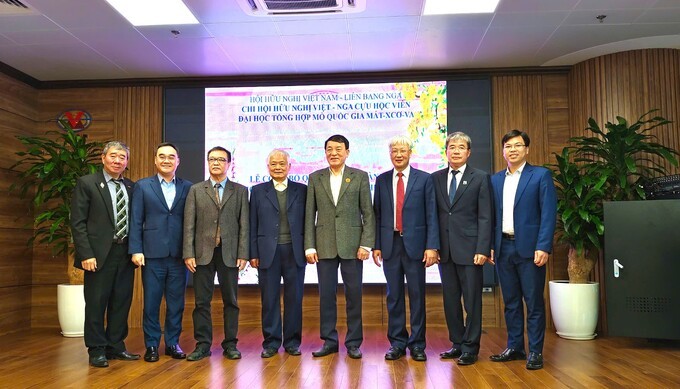 Đại diện Trung ương Hội chụp ảnh kỷ niệm với Ban chấp hành Chi hội Đại diện Trung ương Hội chụp ảnh kỷ niệm với Ban chấp hành Chi hội