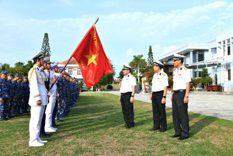 Đại tá Trịnh Xuân Tùng (thứ 3 từ phải qua) kiểm tra công tác luyện tập đội ngũ tại Lữ đoàn 127. Đại tá Trịnh Xuân Tùng (thứ 3 từ phải qua) kiểm tra công tác luyện tập đội ngũ tại Lữ đoàn 127.