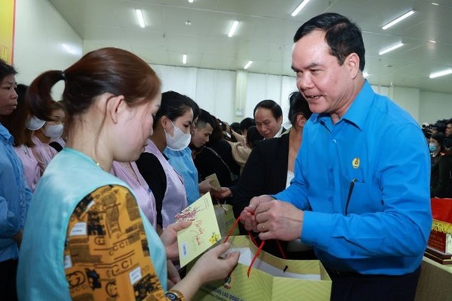 Chủ tịch Tổng LĐLĐ Việt Nam tặng quà cho người lao động (Ảnh: H.N). Chủ tịch Tổng LĐLĐ Việt Nam tặng quà cho người lao động (Ảnh: H.N).