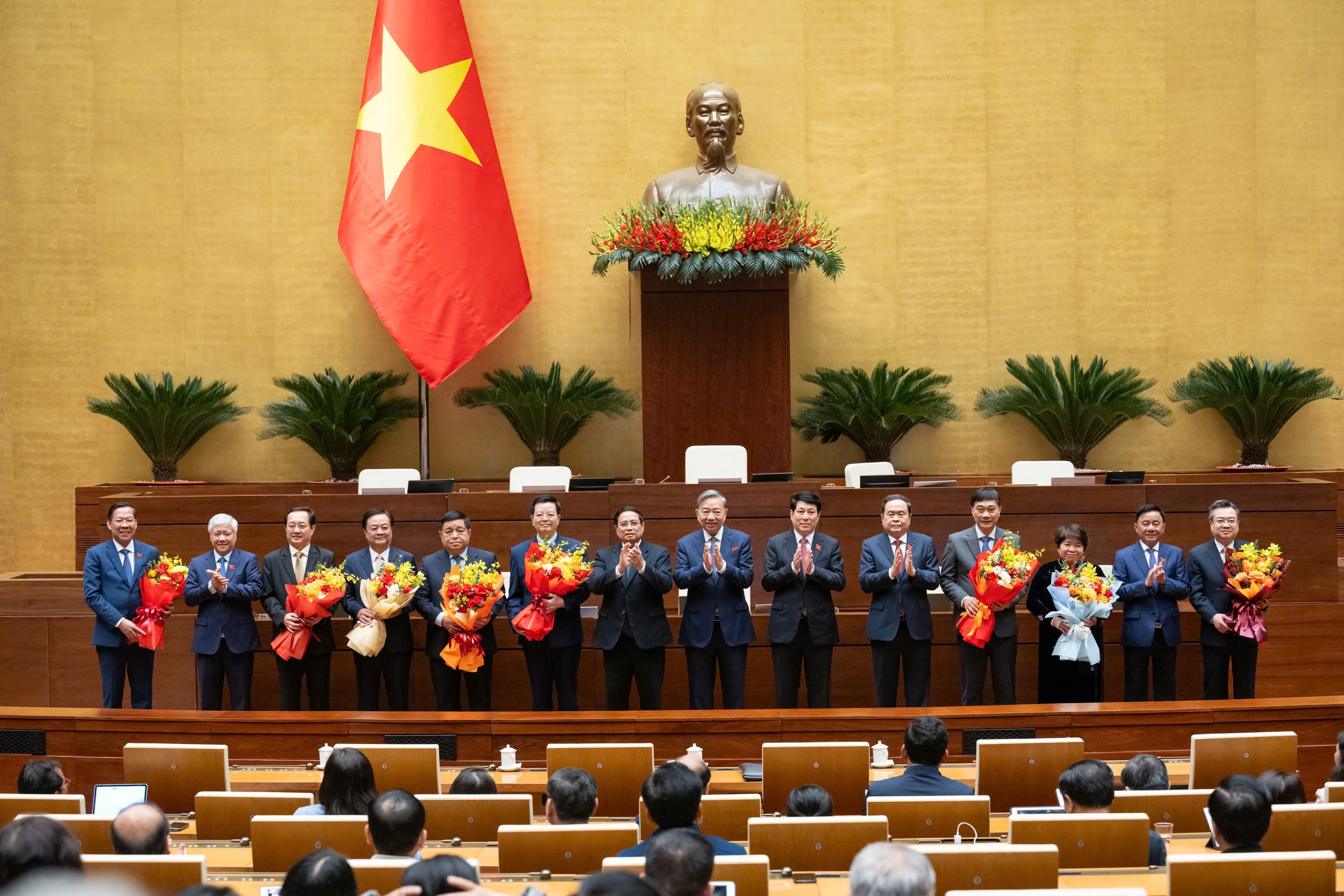 Lãnh đạo Đảng, Nhà nước tặng hoa chúc mừng các đồng chí được Quốc hội bầu và phê chuẩn Lãnh đạo Đảng, Nhà nước tặng hoa chúc mừng các đồng chí được Quốc hội bầu và phê chuẩn