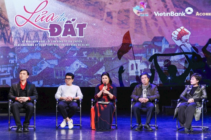 Ê kíp thực hiện chia sẻ về vở nhạc kịch (Ảnh: T.L). Ê kíp thực hiện chia sẻ về vở nhạc kịch (Ảnh: T.L).