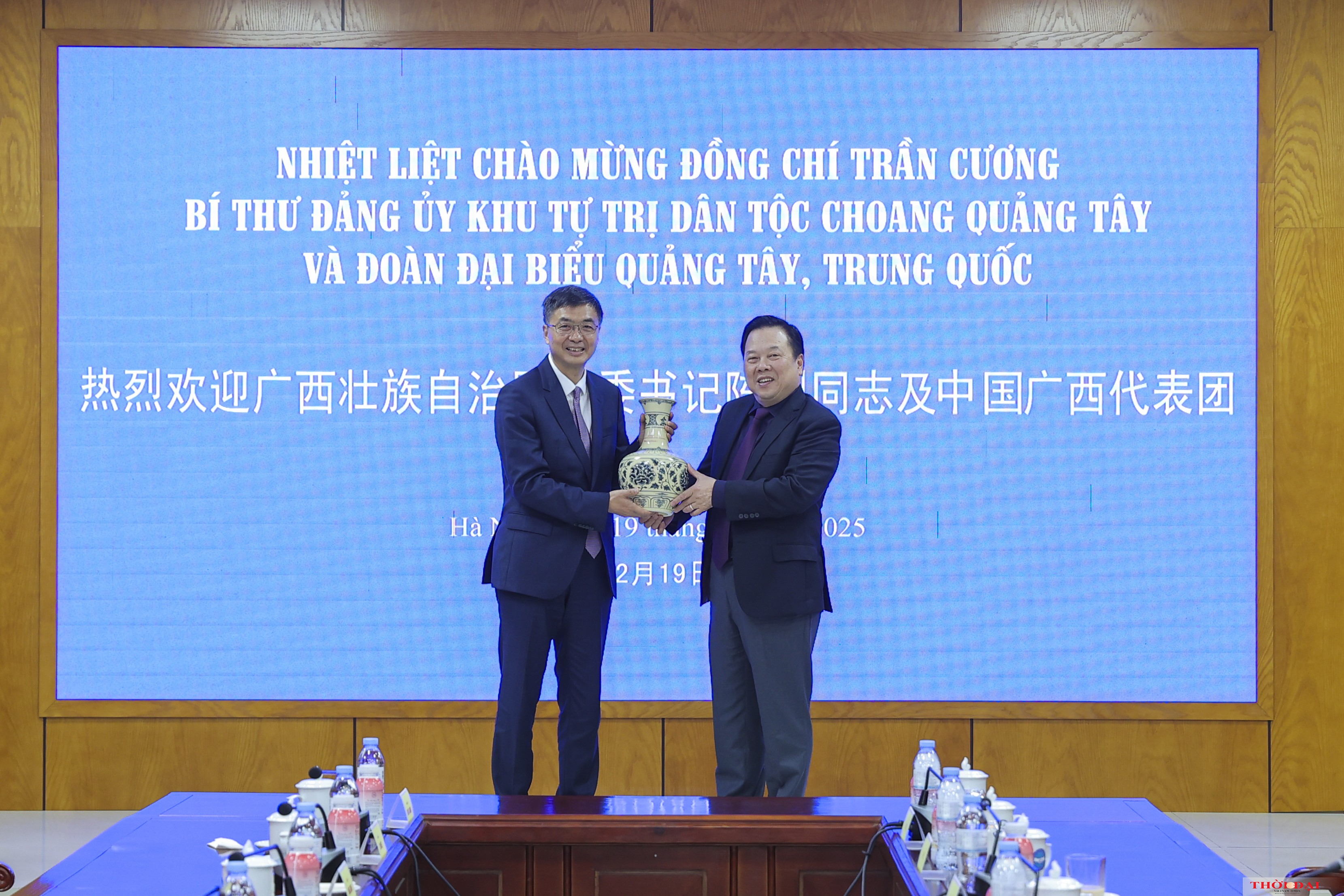Chủ tặng quà lưu niệm cho Chủ tặng quà lưu niệm cho