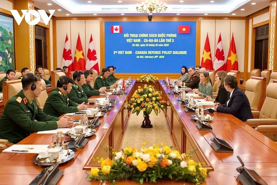 Deputy Minister of National Defence of Vietnam Hoang Xuan Chien and his Canadian counterpart Stefanie Beck co-chair the third Vietnam-Canada Defence Policy Dialogue in Hanoi on February 20. Deputy Minister of National Defence of Vietnam Hoang Xuan Chien and his Canadian counterpart Stefanie Beck co-chair the third Vietnam-Canada Defence Policy Dialogue in Hanoi on February 20.