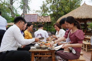 Vun đắp tình hữu nghị Việt Nam - Lào - Campuchia từ những mái ấm Việt