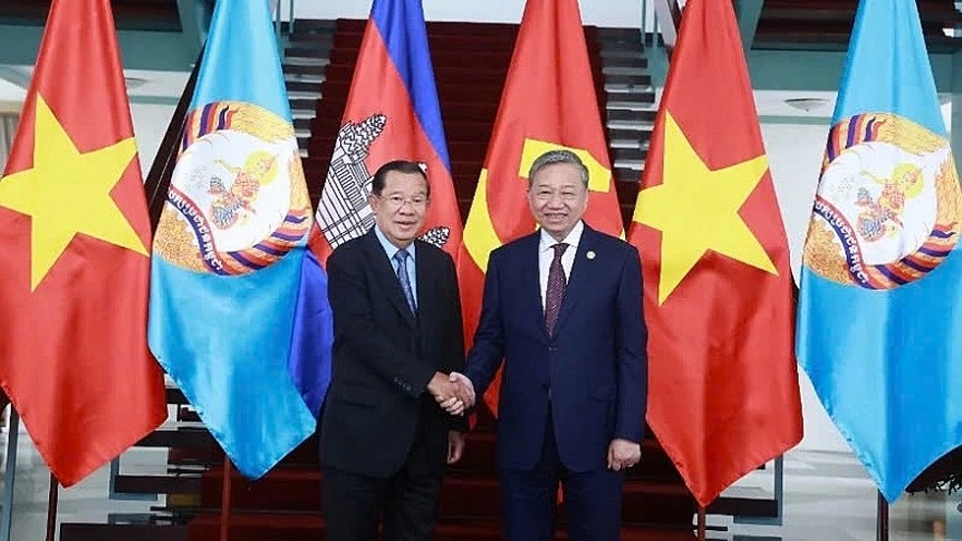 General Secretary of the Communist Party of Vietnam (CPV) Central Committee To Lam (R) and Cambodian People's Party (CPP) President Hun Sen shaking hands ahead of the meeting between the Politburo of the CPV and the Central Committee of the CPP in Ho Chi Minh City on February 21. (Photo: VNA) General Secretary of the Communist Party of Vietnam (CPV) Central Committee To Lam (R) and Cambodian People's Party (CPP) President Hun Sen shaking hands ahead of the meeting between the Politburo of the CPV and the Central Committee of the CPP in Ho Chi Minh City on February 21. (Photo: VNA)