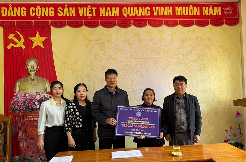 Ông Lương Ngọc Bính (thứ ba từ trái sang), Chủ tịch Liên hiệp các tổ chức hữu nghị Việt Nam trao hỗ trợ nhà tình nghĩa cho bà Đinh Thị Năng (vợ liệt sỹ) ở xã Yên Hóa (Minh Hóa). (Ảnh: Báo Quảng Bình) Ông Lương Ngọc Bính (thứ ba từ trái sang), Chủ tịch Liên hiệp các tổ chức hữu nghị Việt Nam trao hỗ trợ nhà tình nghĩa cho bà Đinh Thị Năng (vợ liệt sỹ) ở xã Yên Hóa (Minh Hóa). (Ảnh: Báo Quảng Bình)