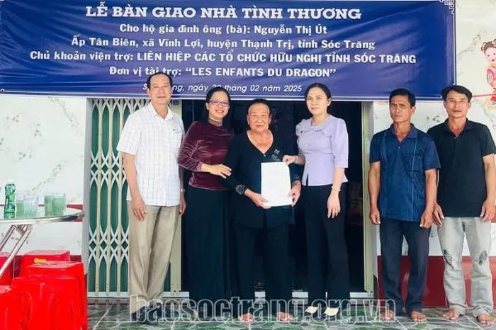 Liên hiệp các tổ chức hữu nghị tỉnh Sóc Trăng cùng chính quyền địa phương bàn giao nhà tình thương cho hộ bà Nguyễn Thị Út. (Ảnh: Báo Sóc Trăng) Liên hiệp các tổ chức hữu nghị tỉnh Sóc Trăng cùng chính quyền địa phương bàn giao nhà tình thương cho hộ bà Nguyễn Thị Út. (Ảnh: Báo Sóc Trăng)
