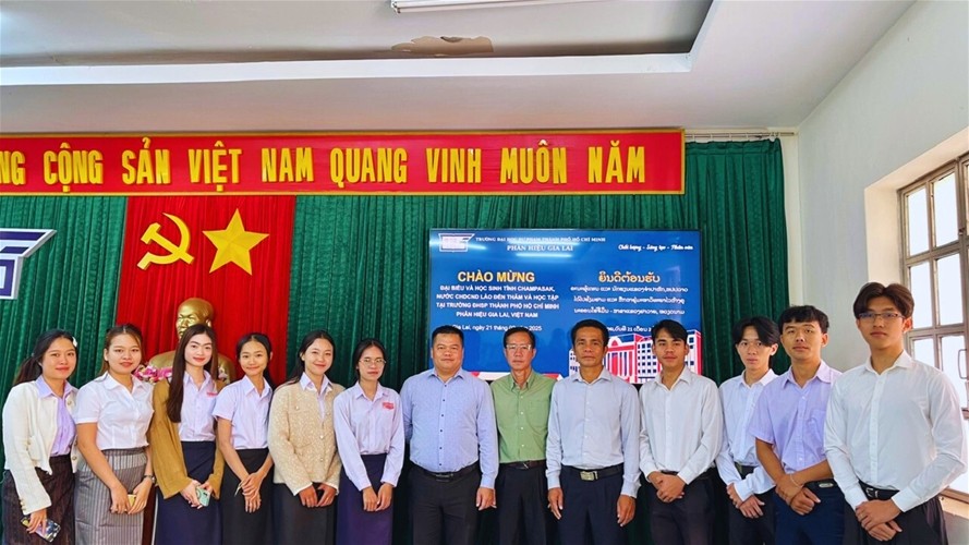 Các đại biểu chụp ảnh lưu niệm cùng các lưu học sinh Lào nhập học tại Phân hiệu Trường Đại học Sư phạm TP. Hồ Chí Minh tại Gia Lai. (Ảnh: cdspgialai.edu.vn) Các đại biểu chụp ảnh lưu niệm cùng các lưu học sinh Lào nhập học tại Phân hiệu Trường Đại học Sư phạm TP. Hồ Chí Minh tại Gia Lai. (Ảnh: cdspgialai.edu.vn)