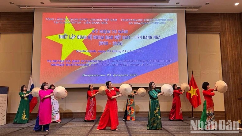 Tiết mục biểu diễn của cộng đồng người Việt Nam sinh sống, học tập tại Vladivostok. (Ảnh: Báo Nhân dân)