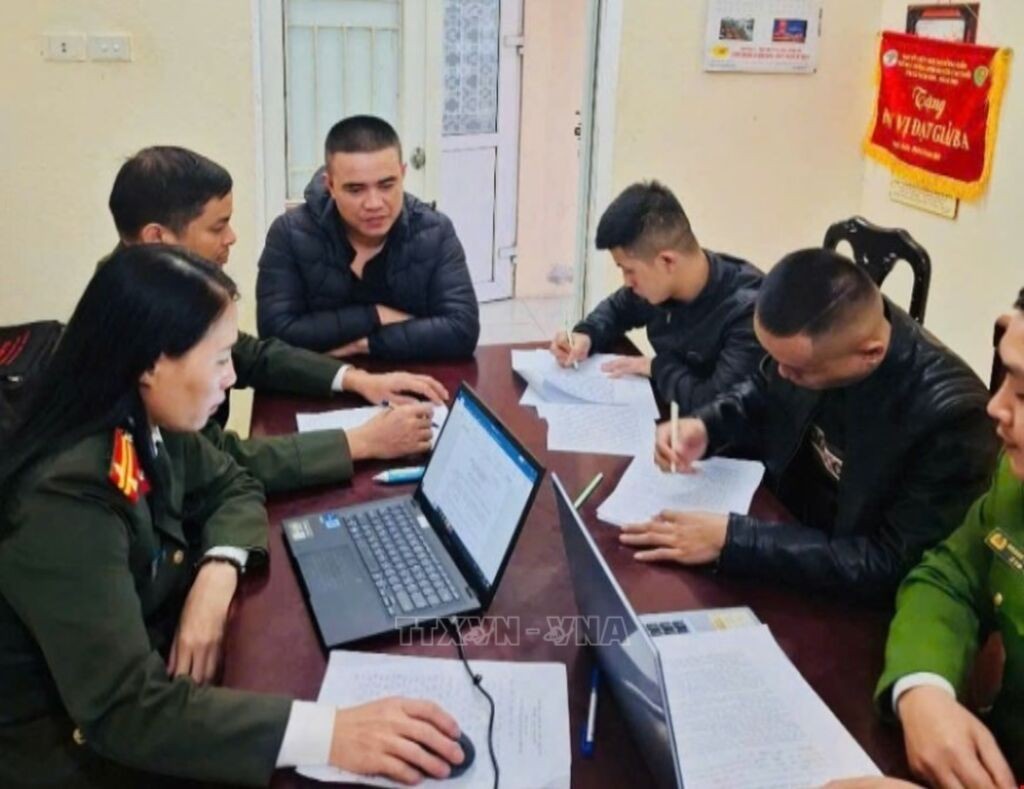 Cán bộ Phòng PA08 lấy lời khai 5 đối tượng xuất cảnh trái phép sang Campuchia làm việc trong các sòng bạc trực tuyến lừa đảo trái phép. (Ảnh: TTXVN) Cán bộ Phòng PA08 lấy lời khai 5 đối tượng xuất cảnh trái phép sang Campuchia làm việc trong các sòng bạc trực tuyến lừa đảo trái phép. (Ảnh: TTXVN)