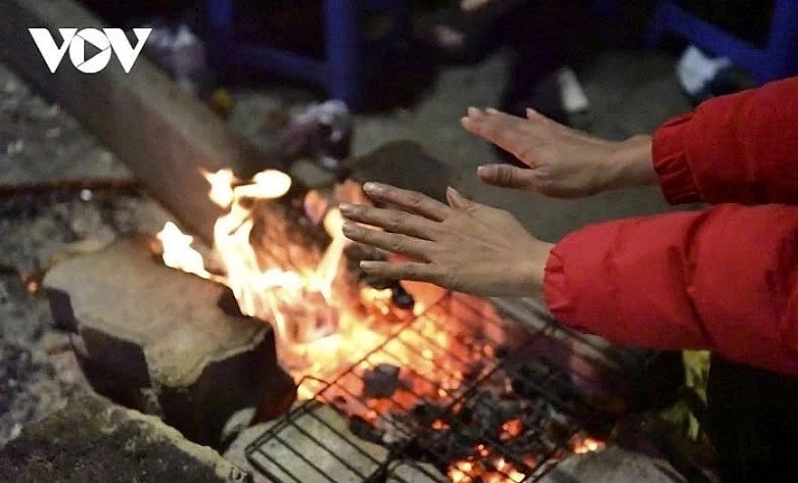 A strong cold wave is sweeping into Northern Vietnam, putting an end to the prolonged wet weather in the region. A strong cold wave is sweeping into Northern Vietnam, putting an end to the prolonged wet weather in the region.