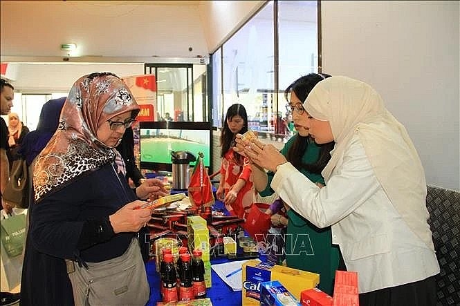 Algerian consumers learn about Vietnamese products at the event. (Photo: VNA) Algerian consumers learn about Vietnamese products at the event. (Photo: VNA)