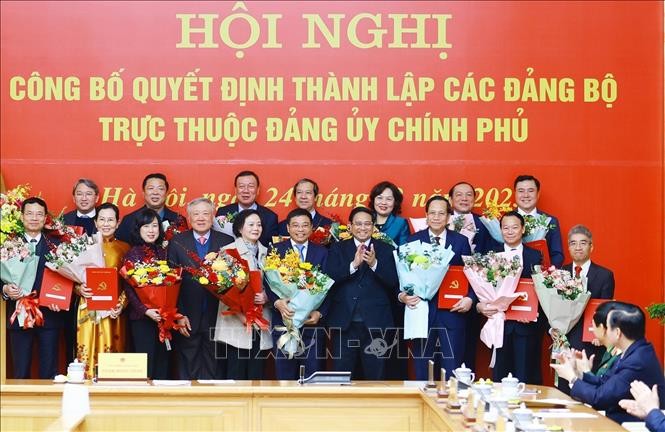 Thủ tướng Phạm Minh Chính trao quyết định thành lập 15 đảng bộ thuộc Đảng ủy Chính phủ Thủ tướng Phạm Minh Chính trao quyết định thành lập 15 đảng bộ thuộc Đảng ủy Chính phủ