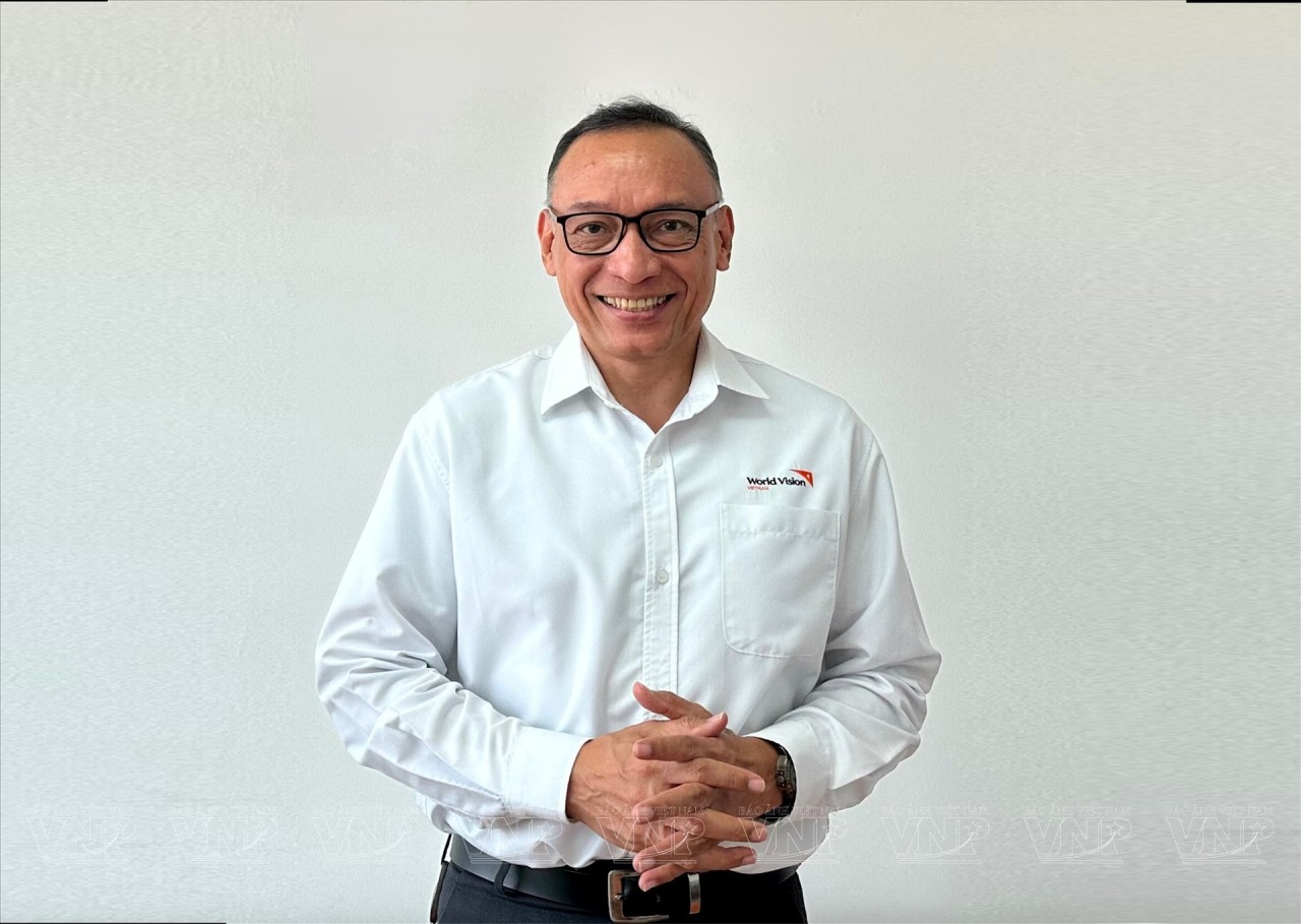 As the Country Director of World Vision International in Vietnam, Doseba Tua Sinay is regarded for his warmth and kindness. As the Country Director of World Vision International in Vietnam, Doseba Tua Sinay is regarded for his warmth and kindness.