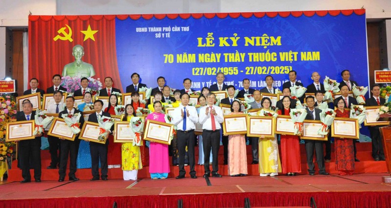 Lần đầu tiên TP Cần Thơ trao giải thưởng “Thành tựu y khoa” Lần đầu tiên TP Cần Thơ trao giải thưởng “Thành tựu y khoa”