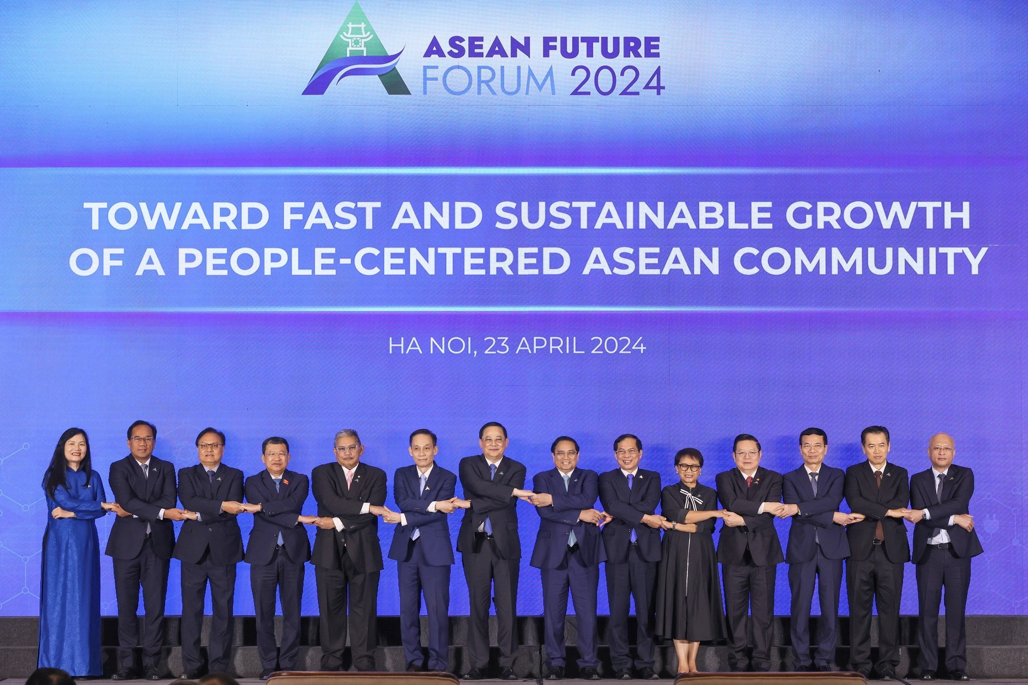 Thủ tướng Phạm Minh Chính và Thủ tướng Lào Sonexay Siphandone cùng trưởng đoàn các nước ASEAN tham dự Diễn đàn Tương lai ASEAN 2024. Thủ tướng Phạm Minh Chính và Thủ tướng Lào Sonexay Siphandone cùng trưởng đoàn các nước ASEAN tham dự Diễn đàn Tương lai ASEAN 2024.