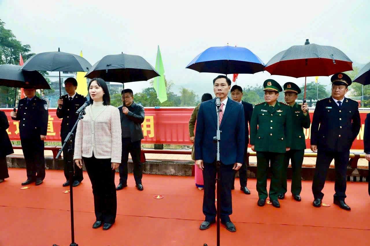 Lãnh đạo huyện Bình Liêu và chính quyền nhân dân khu Phòng Thành tuyên bố thông quan xuất nhập cảnh cho khách du lịch và cư dân biên giới qua cặp cửa khẩu Hoành Mô (Việt Nam) – Động Trung (Trung Quốc) Lãnh đạo huyện Bình Liêu và chính quyền nhân dân khu Phòng Thành tuyên bố thông quan xuất nhập cảnh cho khách du lịch và cư dân biên giới qua cặp cửa khẩu Hoành Mô (Việt Nam) – Động Trung (Trung Quốc)