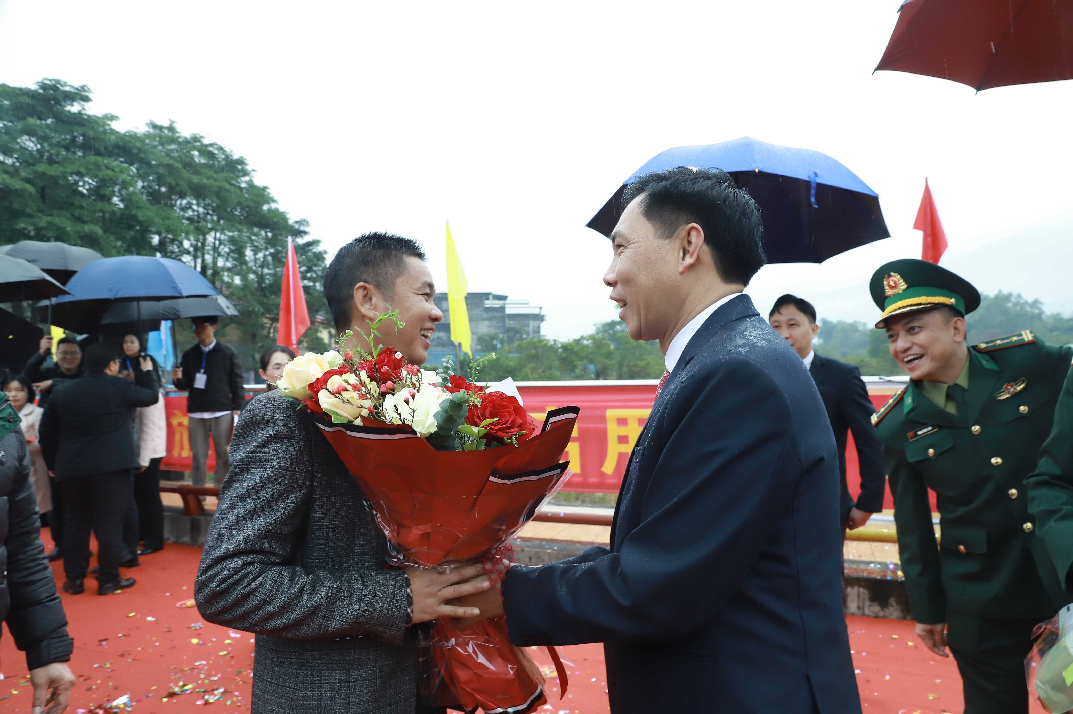 Đỗ Xuân Trường - Phó Chủ tịch UBND huyện tặng hoa cư dân Trung Quốc nhập cảnh vào Việt Nam Đỗ Xuân Trường - Phó Chủ tịch UBND huyện tặng hoa cư dân Trung Quốc nhập cảnh vào Việt Nam