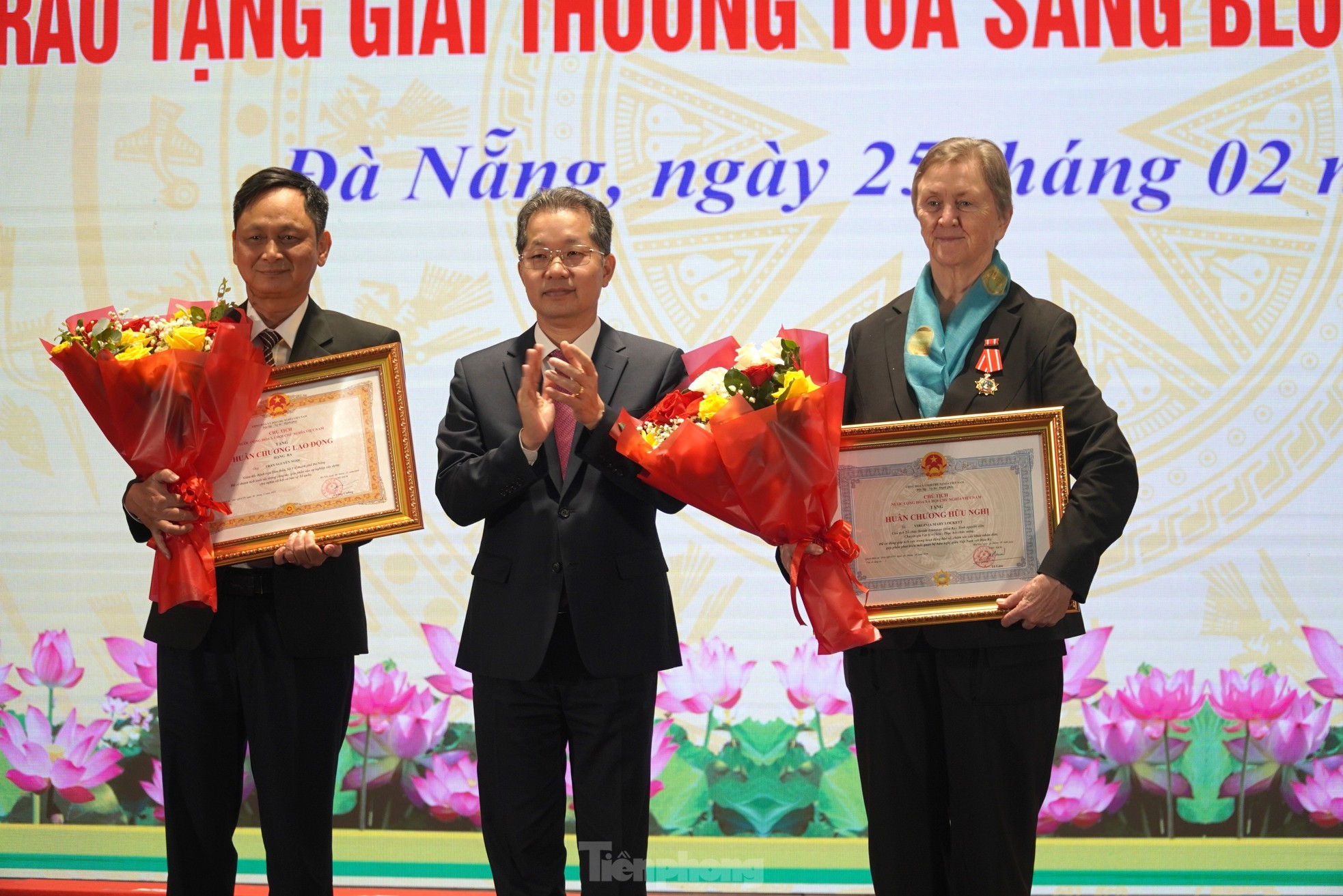 Bà Virginia (bìa phải) nhận Huân chương Hữu nghị nhân kỷ niệm Ngày Thầy thuốc Việt Nam. Ảnh: Thanh Hiền.