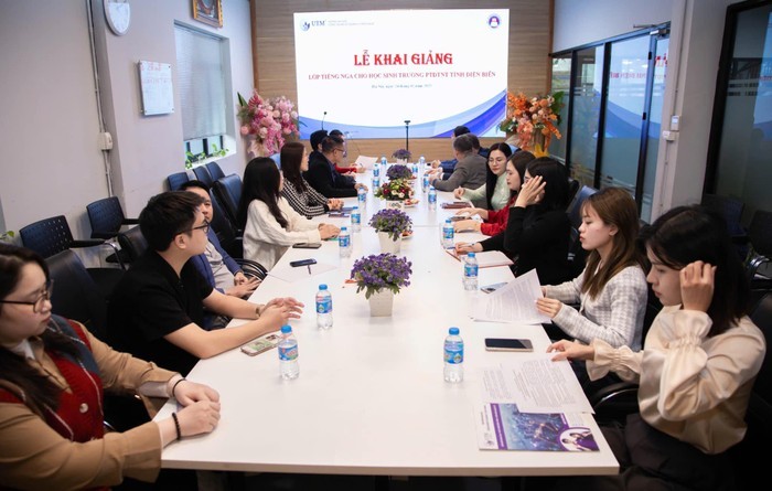 Lễ khai giảng lớp tiếng Nga dành cho học sinh tỉnh Điện Biên. (Ảnh: Tạp chí điện tử Giáo dục Việt Nam) Lễ khai giảng lớp tiếng Nga dành cho học sinh tỉnh Điện Biên. (Ảnh: Tạp chí điện tử Giáo dục Việt Nam)