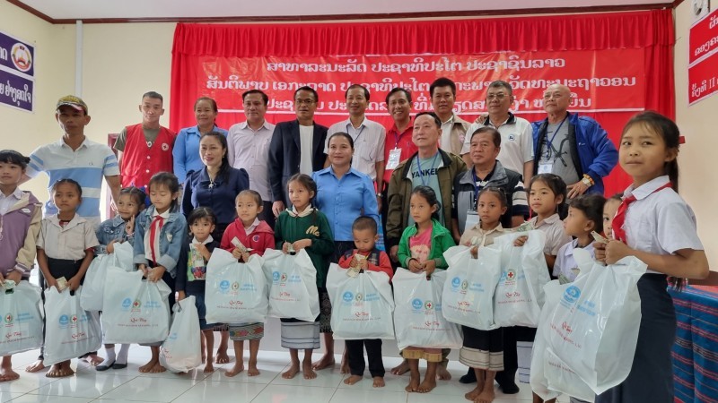 Liên hiệp các tổ chức hữu nghị tỉnh Quảng Nam cử đoàn công tác gồm 29 người khám chữa bệnh đa khoa, phẫu thuật bệnh về mắt miễn phí; tặng cho cán bộ và nhân dân tỉnh Sekong, Lào. Liên hiệp các tổ chức hữu nghị tỉnh Quảng Nam cử đoàn công tác gồm 29 người khám chữa bệnh đa khoa, phẫu thuật bệnh về mắt miễn phí; tặng cho cán bộ và nhân dân tỉnh Sekong, Lào.