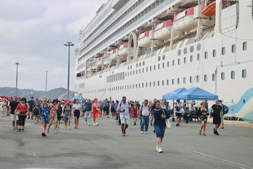 Cruise ship Norwegian Spirit carrying up to 1,900 passengers docks on February 26 at Cam Ranh International Port. (Photo: baokhanhhoa.vn) Cruise ship Norwegian Spirit carrying up to 1,900 passengers docks on February 26 at Cam Ranh International Port. (Photo: baokhanhhoa.vn)