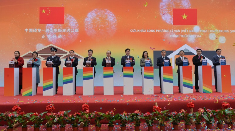 Thông quan cửa khẩu song phương Lý Vạn (Việt Nam) - Thạc Long (Trung Quốc) Thông quan cửa khẩu song phương Lý Vạn (Việt Nam) - Thạc Long (Trung Quốc)