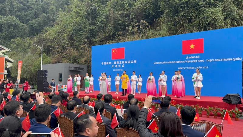 Thông quan cửa khẩu song phương Lý Vạn (Việt Nam) - Thạc Long (Trung Quốc) Thông quan cửa khẩu song phương Lý Vạn (Việt Nam) - Thạc Long (Trung Quốc)