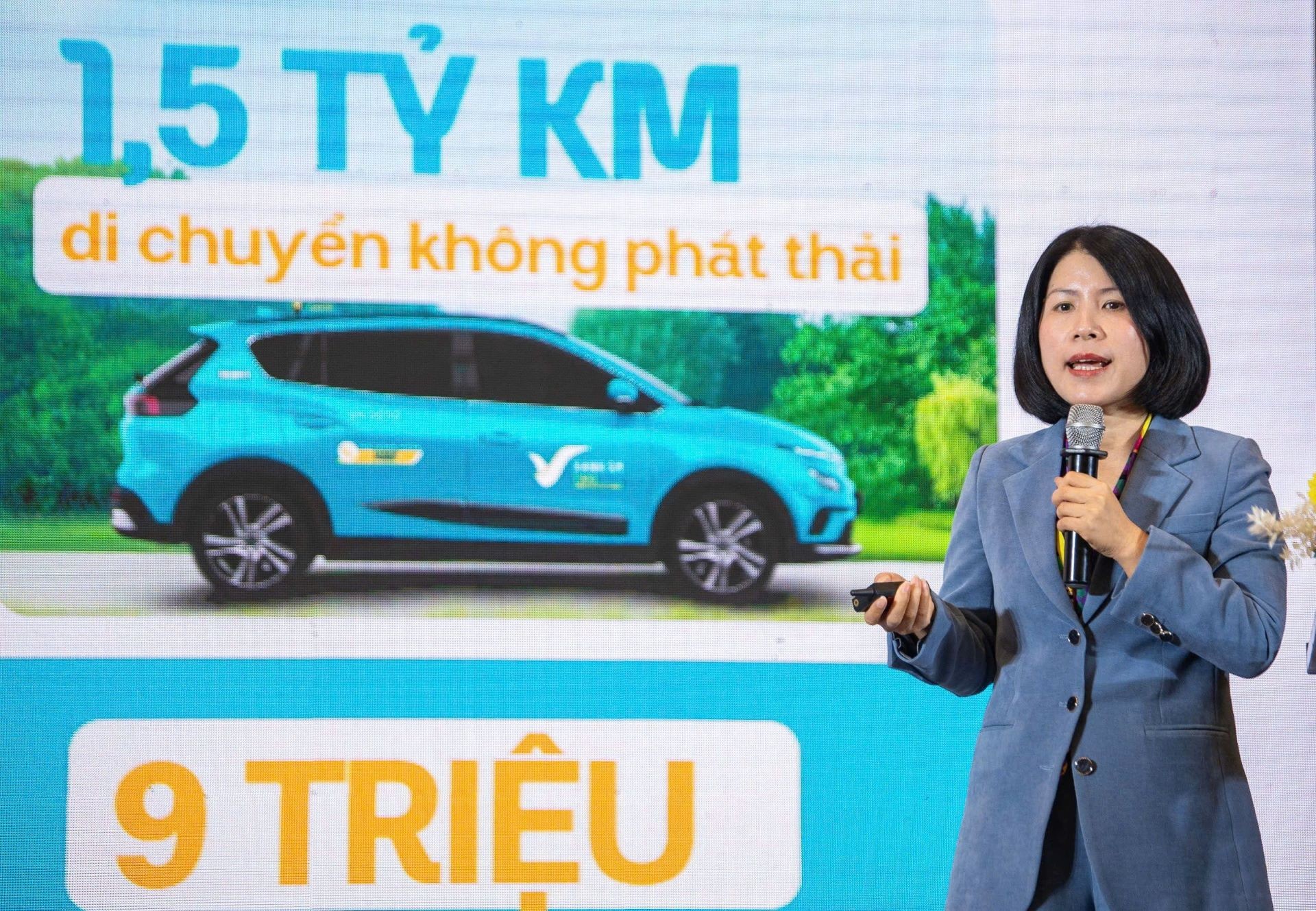 Bà Phan Thị Hồng Dung - Phó tổng giám đốc Công ty Cổ phần Di chuyển Xanh và Thông minh GSM chia sẻ về những nỗ lực để khuyến khích và kêu gọi cộng đồng gia tăng sử dụng các phương tiện di chuyển xanh. Bà Phan Thị Hồng Dung - Phó tổng giám đốc Công ty Cổ phần Di chuyển Xanh và Thông minh GSM chia sẻ về những nỗ lực để khuyến khích và kêu gọi cộng đồng gia tăng sử dụng các phương tiện di chuyển xanh.