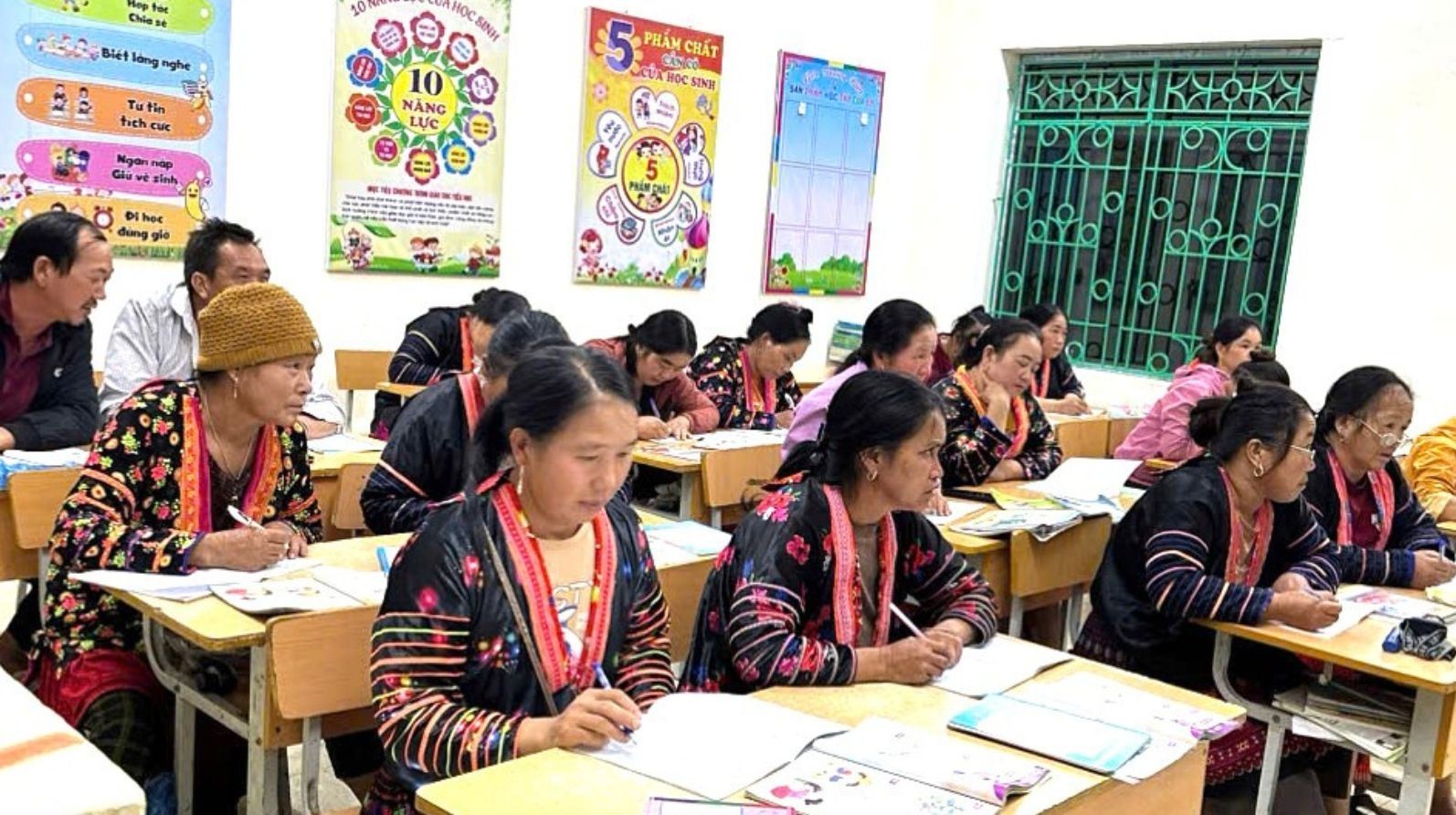 Lớp xóa mù chữ tại bản Trung Dình tập trung học vào buổi tối. Lớp xóa mù chữ tại bản Trung Dình tập trung học vào buổi tối.