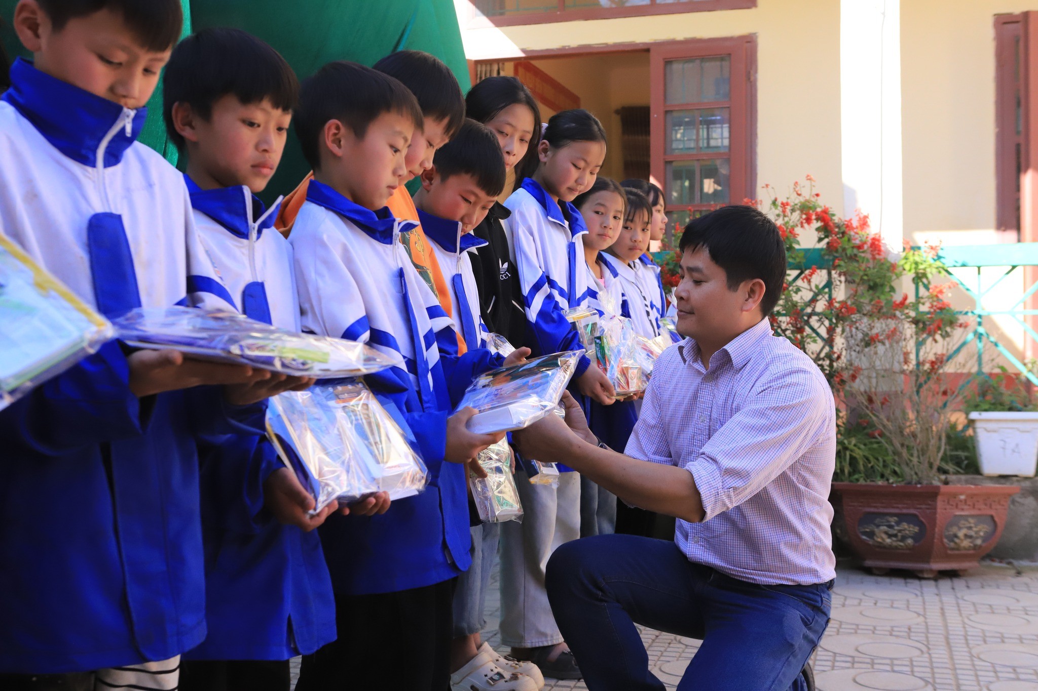 Đại diện ChildFund trao quà cho các em học sinh. (Ảnh: ChildFund Vietnam) Đại diện ChildFund trao quà cho các em học sinh. (Ảnh: ChildFund Vietnam)