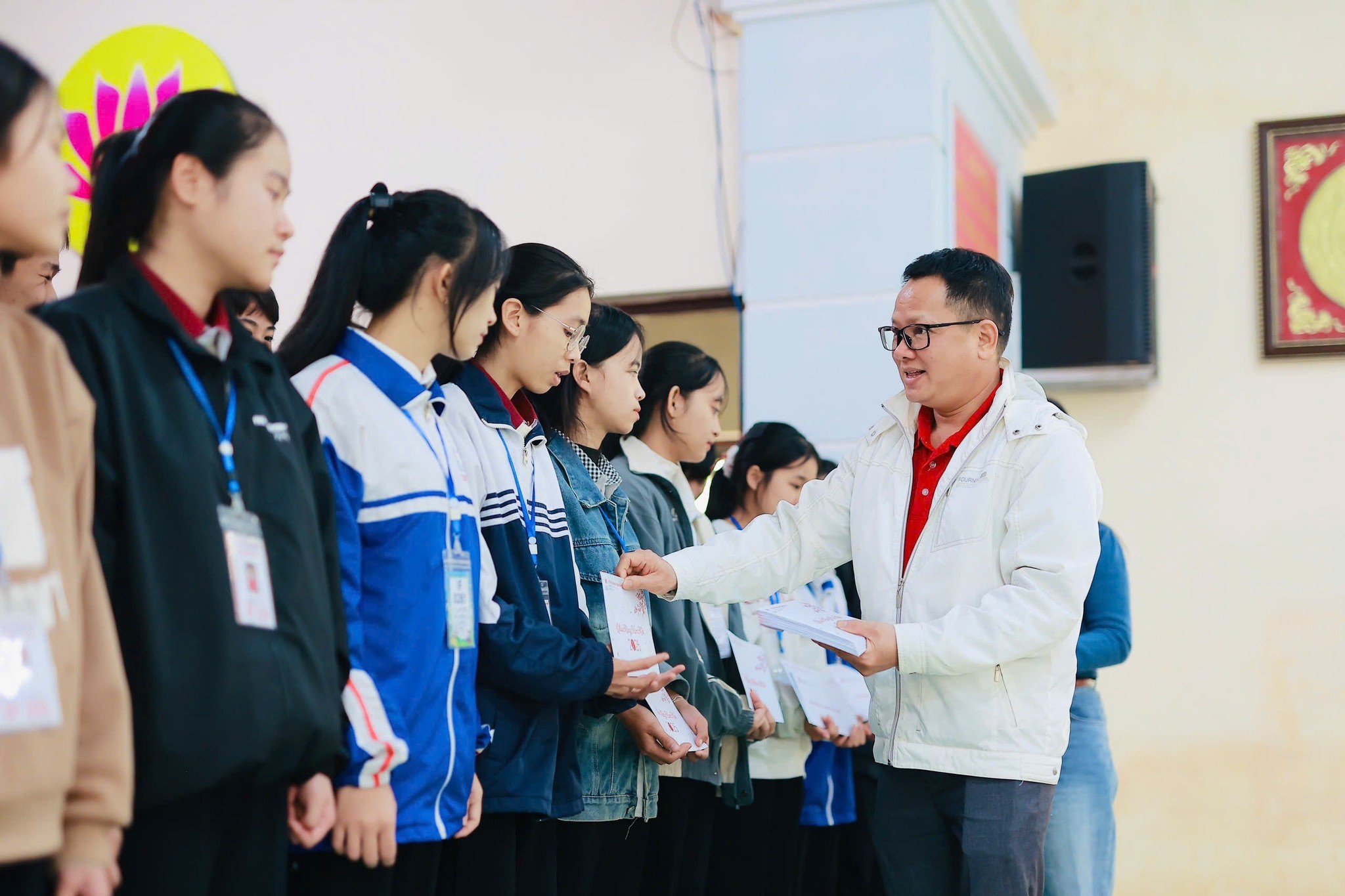 Đại diện Zhi Shan Foundation trao học bổng cho các em học sinh Quảng Bình. (Ảnh: Zhi-Shan Foundation Vietnam) Đại diện Zhi Shan Foundation trao học bổng cho các em học sinh Quảng Bình. (Ảnh: Zhi-Shan Foundation Vietnam)