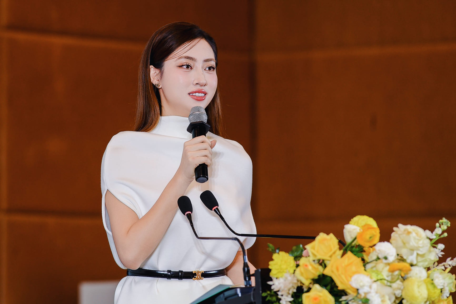 “Chúng ta chỉ đang vay mượn môi trường sống của thế hệ tương lai. Vì vậy, chúng ta phải có trách nhiệm hơn trong thói quen sinh hoạt hàng ngày để bảo vệ Trái Đất”, Lương Thùy Linh nhấn mạnh. “Chúng ta chỉ đang vay mượn môi trường sống của thế hệ tương lai. Vì vậy, chúng ta phải có trách nhiệm hơn trong thói quen sinh hoạt hàng ngày để bảo vệ Trái Đất”, Lương Thùy Linh nhấn mạnh.